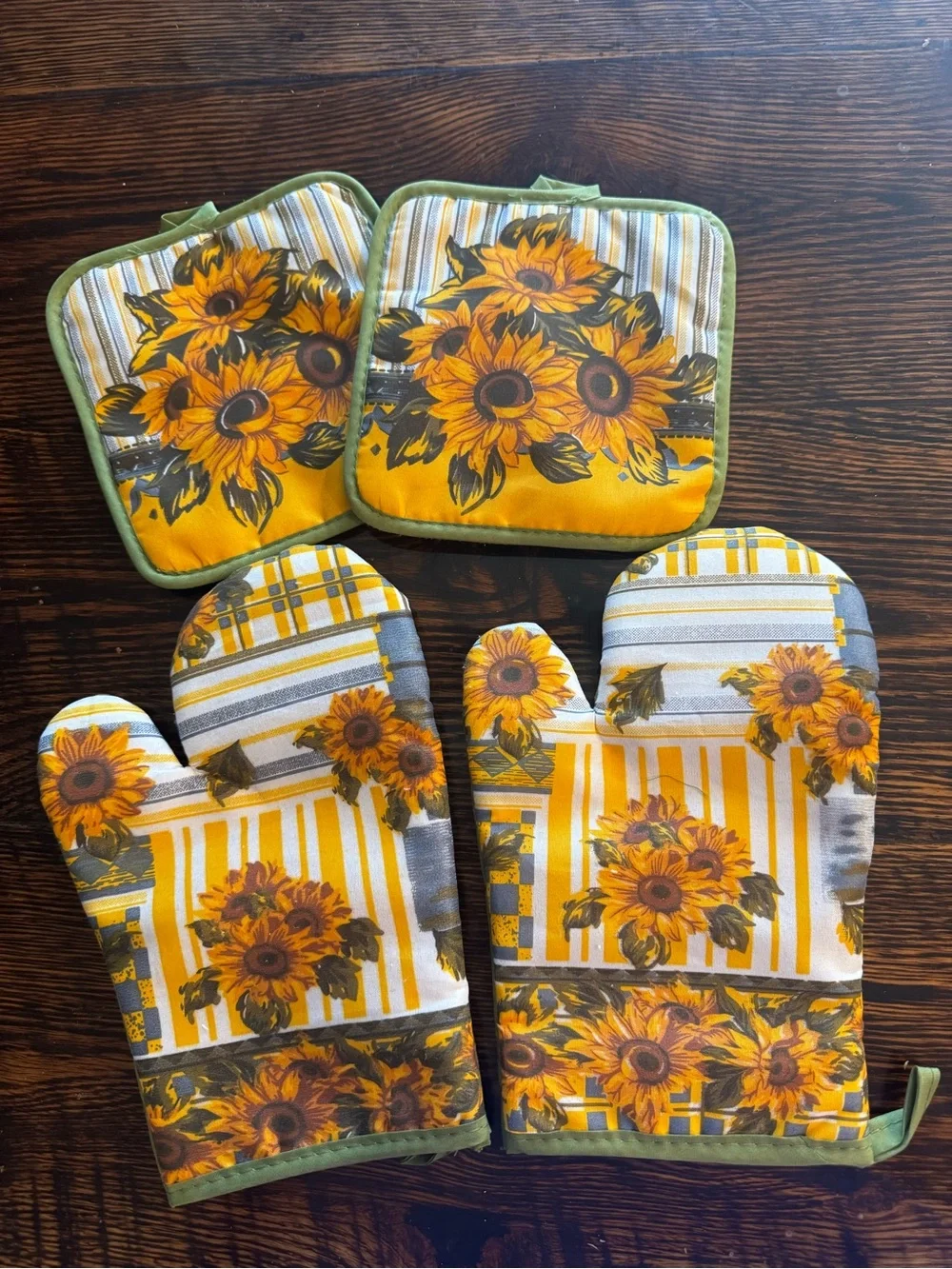 Sunflower Oven Mitts and Pot Holders - Yellow Floral Kitchen Set
